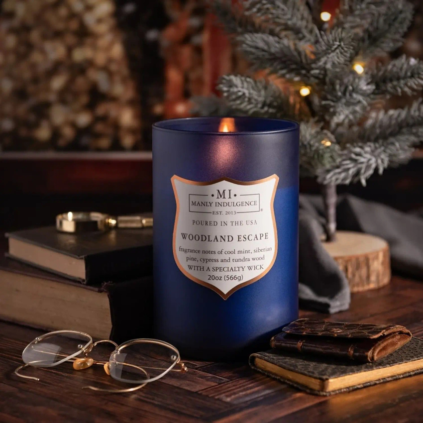 Vela perfumada para hombre de soja Woodland Escape Colonial Candle