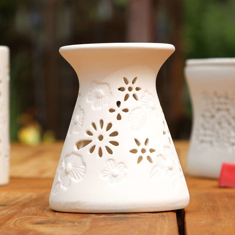Riet ceramic wax burner with openwork - White